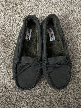 Minnetonka Women’s Black Suede Moccasin Slippers with Plush Lining, Size 9